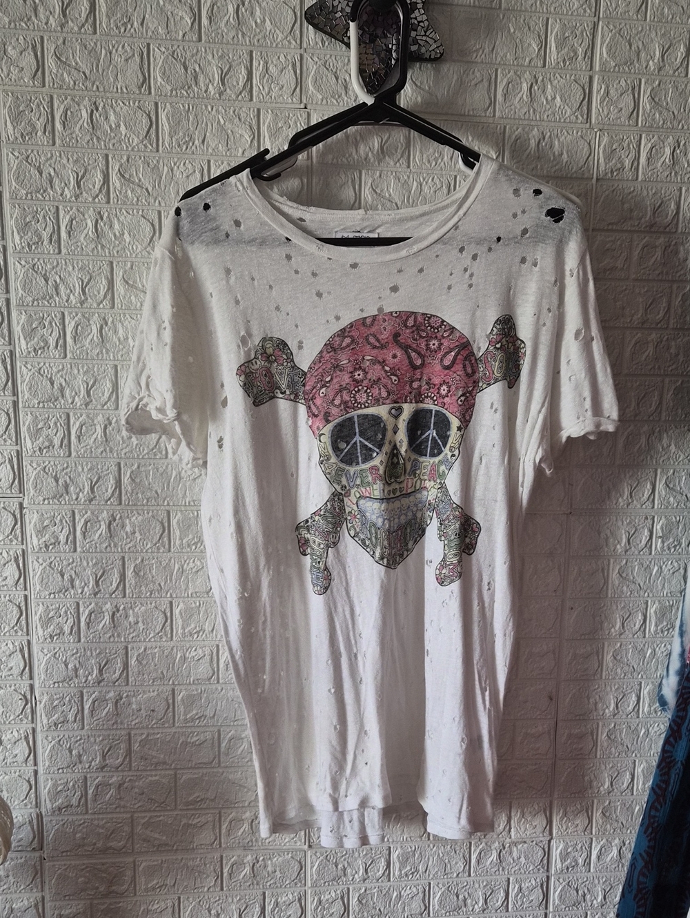 White Graphic Skull Tee priate with Bandana Lauren moshi with great detailing